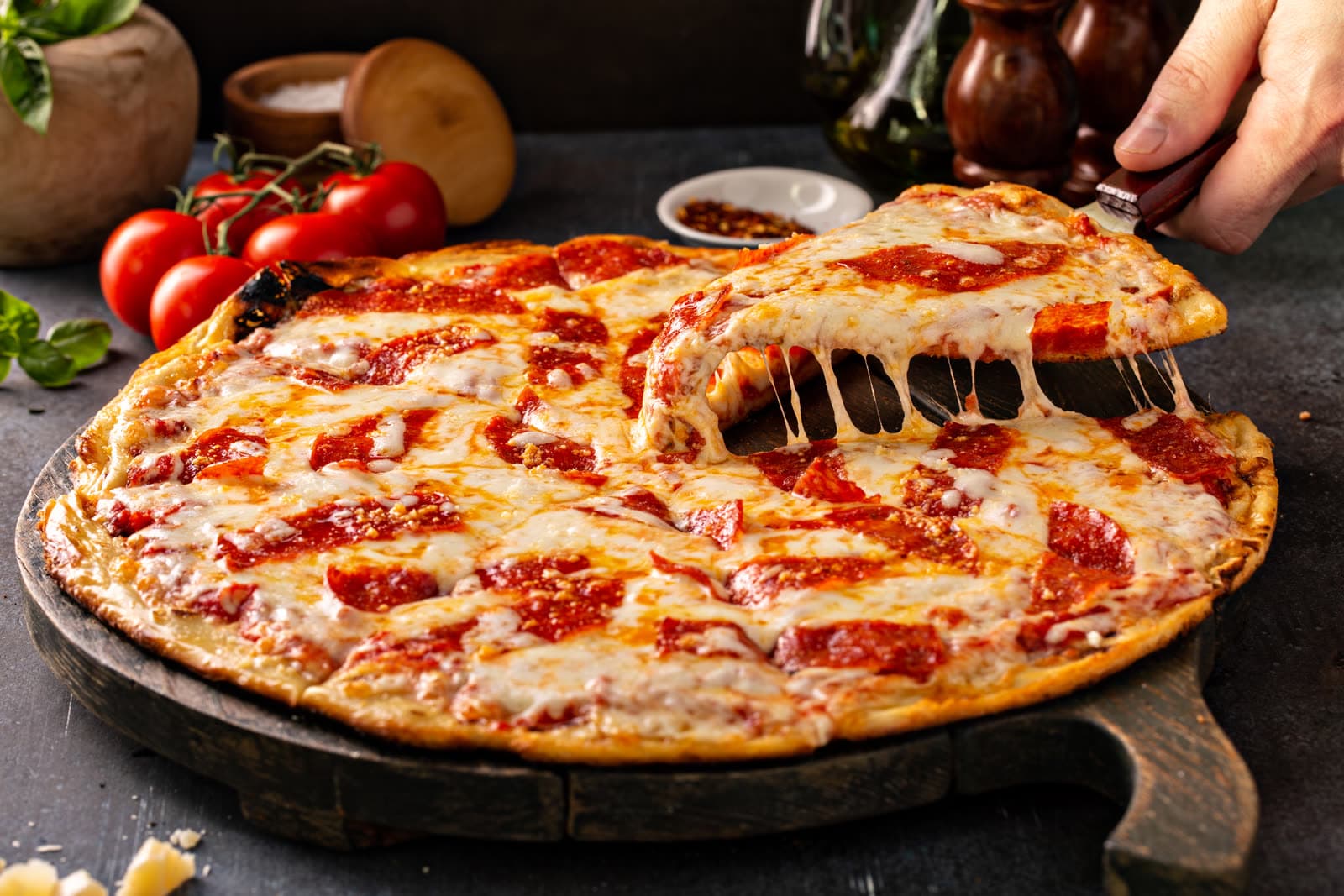 Pizza de pepperoni com puxa de queijo